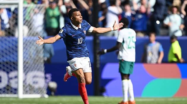 Mbappe toả sáng đúng lúc.