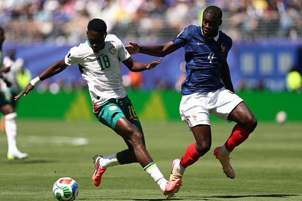 Dayot Upamecano (7.3): Một màn trình diễn vô cùng chắc chắn. Anh đã vô hiệu hóa thành công mối đe dọa từ Sarr ngay từ đầu trận bằng khả năng phán đoán và can thiệp kịp thời.