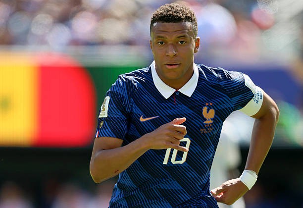 Kylian Mbappe (8.3): Một trận đấu với hai bộ mặt trái ngược. Hiệp một anh thi đấu có phần hời hợt và xử lý lỗi khá nhiều. Tuy nhiên, Mbappe đã bùng nổ mạnh mẽ trong hiệp hai với một pha dứt điểm lạnh lùng và một cú sút xa tuyệt đẹp để hoàn tất cú đúp, chính thức trở thành cầu thủ ghi bàn vĩ đại nhất lịch sử đội tuyển Pháp.