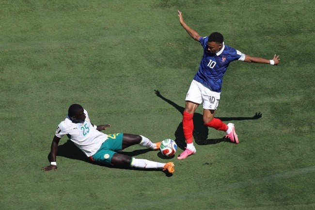 Malick Diouf – 6.0 điểm: Diouf thể hiện khả năng lên công về thủ nhịp nhàng. Anh có một vài tình huống tắc bóng ấn tượng ngay trong chân Mbappe, đồng thời tích cực hỗ trợ Nicolas Jackson trong các pha hãm thành.