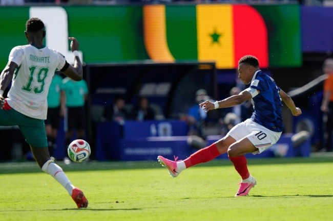 Mbappe lập cú đúp vào lưới Senegal.