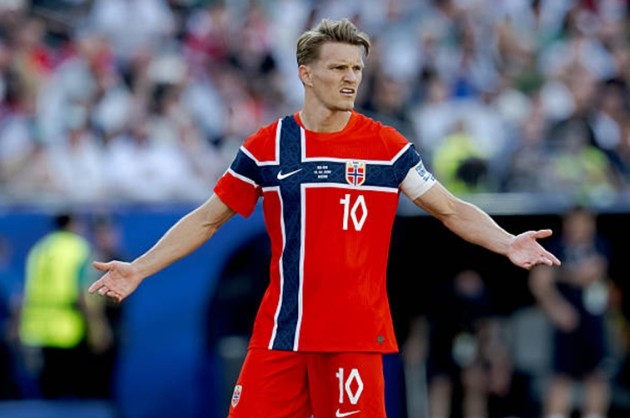 Tiền vệ Martin Odegaard - 7.3: Nhạc trưởng không thể thay thế. Khả năng điều tiết nhịp độ xuất sắc, anh ghi dấu ấn đậm nét với quả tạt phạt góc chuẩn xác từng milimet dẫn đến bàn thắng thứ ba.