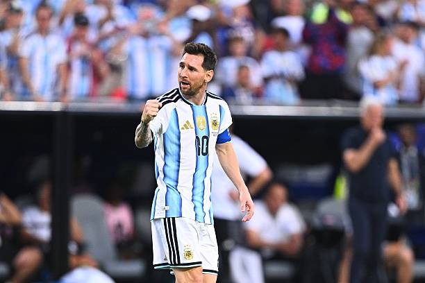 Lionel Messi có màn trình diễn thăng hoa khi 3 lần chọc thủng lưới Algeria ở trận ra quân World Cup 2026 cùng tuyển Argentina.