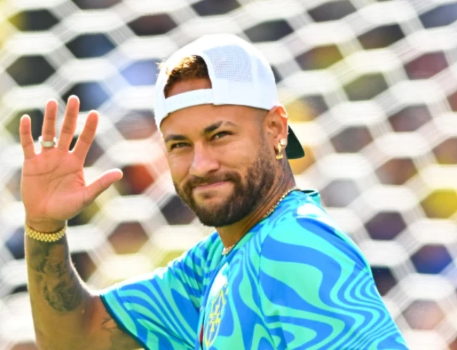 Neymar quay trở lại sân tập.