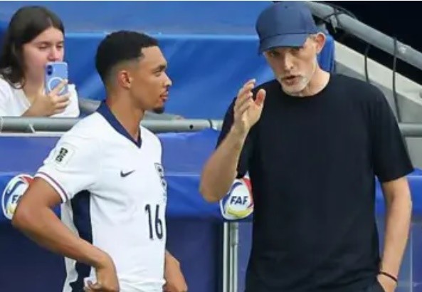 Tino Livramento chấn thương nhưng Tuchel vẫn ngó lơ Alexander-Arnold.
