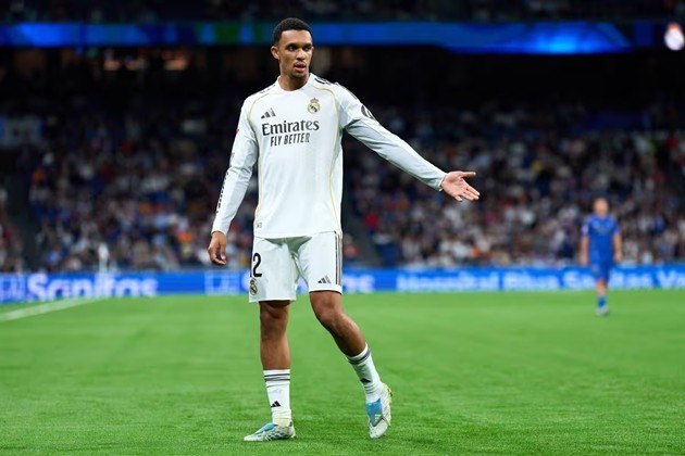 Trent Alexander-Arnold tiếp tục bị ngó lơ.