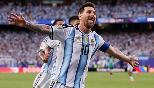 Lionel Messi lập hat-trick ngay trận khai màn World Cup của Argentina.