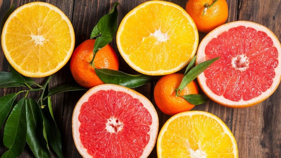 Các loại trái cây như cam, quýt, bưởi hay chanh không chỉ giàu vitamin C mà còn chứa nhiều chất chống oxy hóa.
