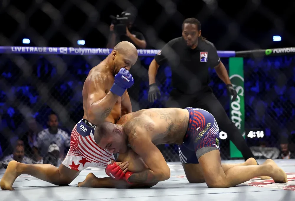 Ciryl Gane tung đòn trước Alex Pereira