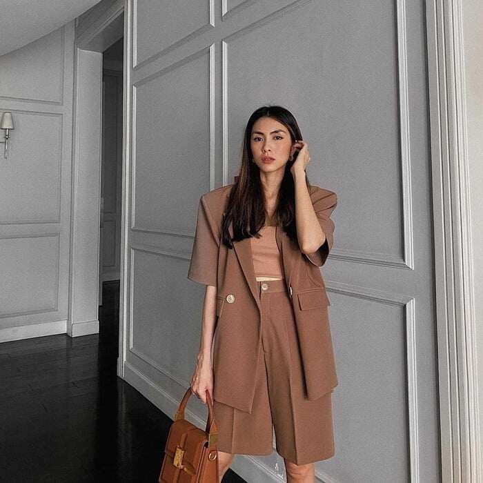 Thiết kế này vẫn giữ được nét chỉn chu đặc trưng của blazer nhưng mang đến cảm giác nhẹ nhàng và thoáng mát hơn. 