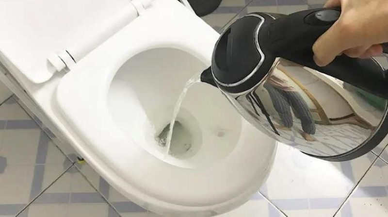 Đổ nước nóng vào nhà vệ sinh mẹo hay ai cũng nên học