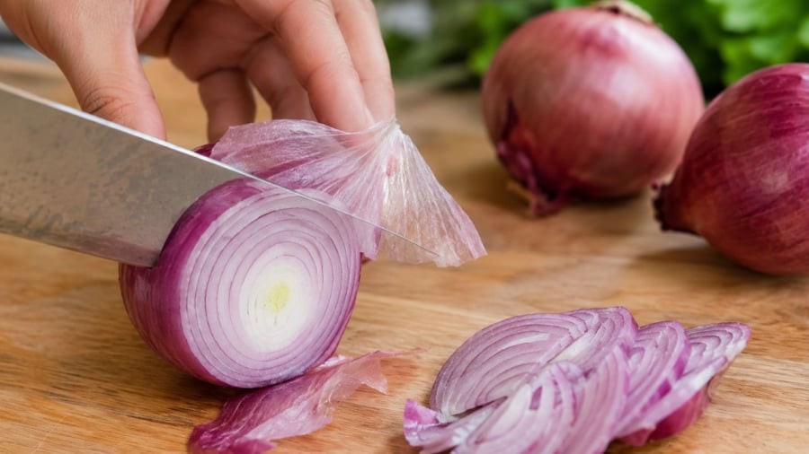 Giữ lại một phần vỏ hành khi chế biến có thể mang lại lợi ích