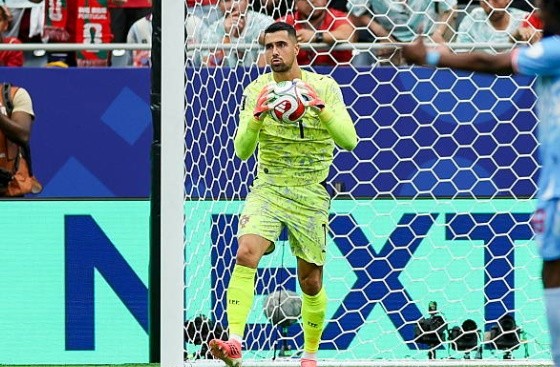Diogo Costa (6.8): Có một trận đấu ở mức tròn vai. Dù không phải đối mặt quá nhiều tình huống hãm thành nguy hiểm, anh vẫn cho thấy sự ổn định trong các pha ra vào, tuy nhiên cần quyết đoán hơn trong việc chỉ huy hàng thủ ở bàn thua.