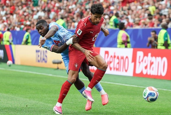 Joao Cancelo (6.7): Thi đấu năng nổ bên hành lang cánh phải với nhiều tình huống dâng cao hỗ trợ tấn công. Anh có một pha dứt điểm tung lưới đối phương đầy ngẫu hứng nhưng đáng tiếc bàn thắng bị từ chối do lỗi việt vị rõ ràng.