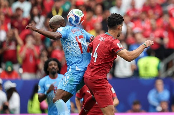 Tomas Araujo (6.4): Một trận đấu đầy khó khăn của trung vệ trẻ này. Anh phải nhận thẻ vàng và trực tiếp mắc lỗi trong tình huống để Wissa thoát xuống ghi bàn gỡ hòa do thiếu tập trung trong việc theo kèm người.
