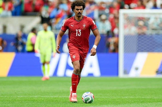 Renato Veiga (6.9): Thể hiện sự chững chạc khi thay thế vai trò của các đàn anh. Khả năng đọc trận đấu và sự mạnh mẽ trong các pha tranh chấp tay đôi giúp anh trở thành chốt chặn đáng tin cậy nhất nơi hàng thủ.