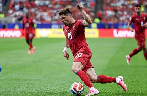 Pedro Neto (7.1): Ghi điểm với pha kiến tạo chuẩn xác cho Neves lập công. Dù khởi đầu đầy hứa hẹn với tốc độ và kỹ thuật cá nhân, Neto dần bị phong tỏa và không còn duy trì được sự nguy hiểm ở hiệp thi đấu thứ hai.