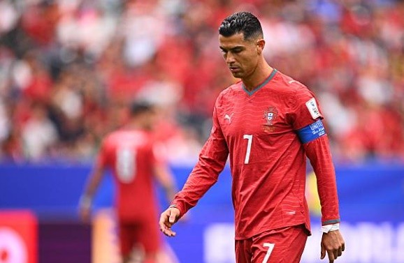 Cristiano Ronaldo (6.5): Tiếp tục trải qua một trận đấu thất vọng tại đấu trường lớn. Dù nhận được sự kỳ vọng cao, siêu sao 41 tuổi tỏ ra lạc lõng, bỏ lỡ một số cơ hội thuận lợi và chưa thể chấm dứt cơn khát bàn thắng của mình.