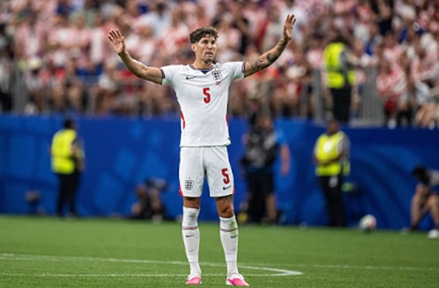 John Stones (5 điểm): Bất ngờ đá lệch trái ở trung tâm hàng thủ. Gặp khó trong khâu kiểm soát bóng và thiếu quyết liệt ở pha bóng dẫn đến bàn thua đầu tiên. Màn trình diễn dưới sức.