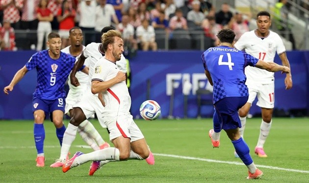 Kane dùng người đỡ bóng trước cú đá của Croatia.