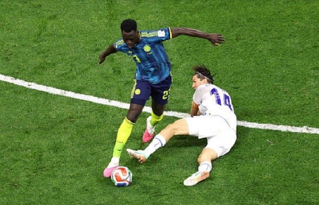 Davinson Sanchez (7.1): Trung vệ giàu kinh nghiệm có một trận đấu tròn vai khi chỉ huy hàng thủ tương đối chắc chắn, dù có một khoảnh khắc để Shomurodov vượt qua trong hiệp một nhưng đồng đội đã bọc lót kịp thời.