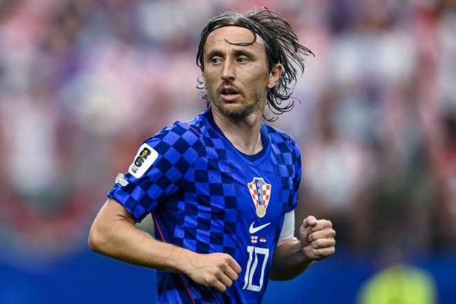 Luka Modric giúp đối thủ được hưởng penalty.