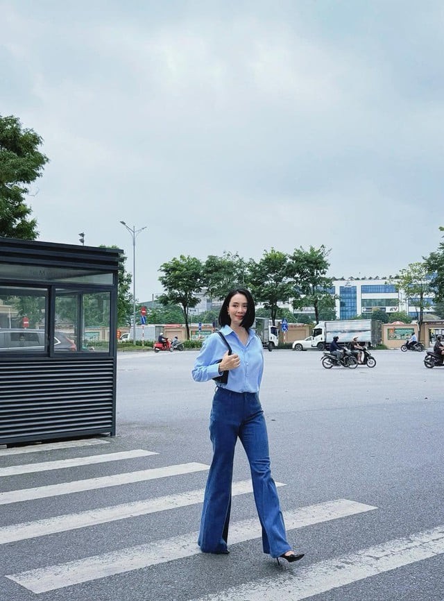 Khi phối cùng quần jeans ống loe, tổng thể trở nên năng động hơn nhưng vẫn giữ được nét thanh lịch vốn có. 