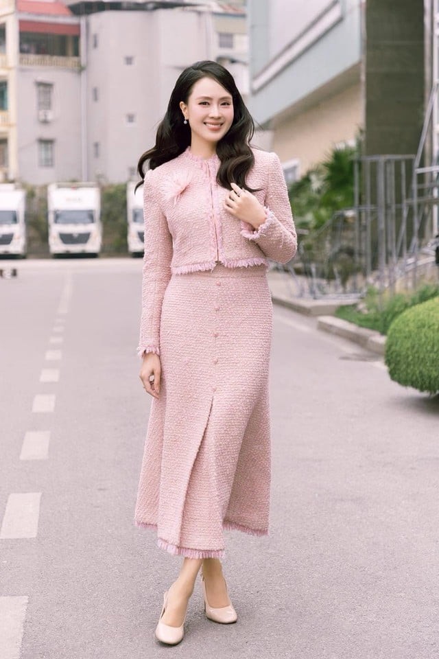 Hồng Diễm lựa chọn áo khoác dáng ngắn kết hợp cùng chân váy đồng điệu trên nền chất liệu tweed sang trọng. 