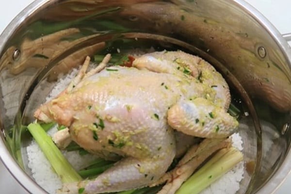 cach-lam-hap-ga-voi-muoi-hot-va-sa