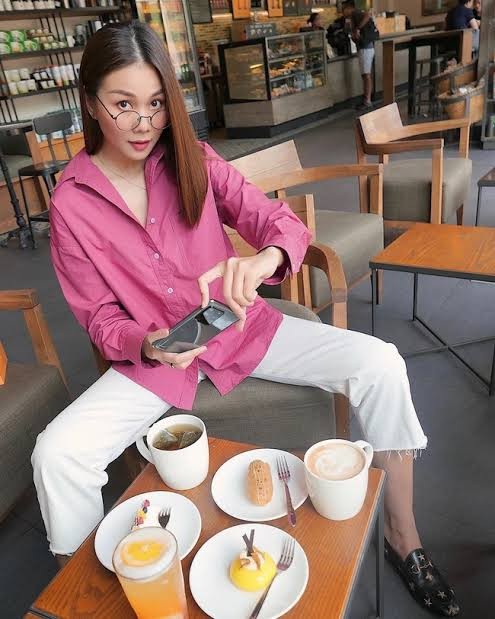 Những tông màu này không chỉ tạo cảm giác dịu mắt mà còn giúp trang phục trở nên thanh lịch và dễ ứng dụng hơn trong cuộc sống hằng ngày.