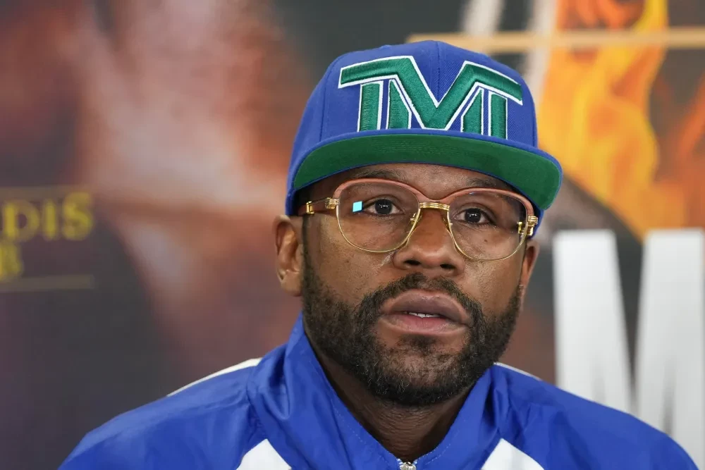Floyd Mayweather tại buổi họp báo trận đấu với Mike Zambidis
