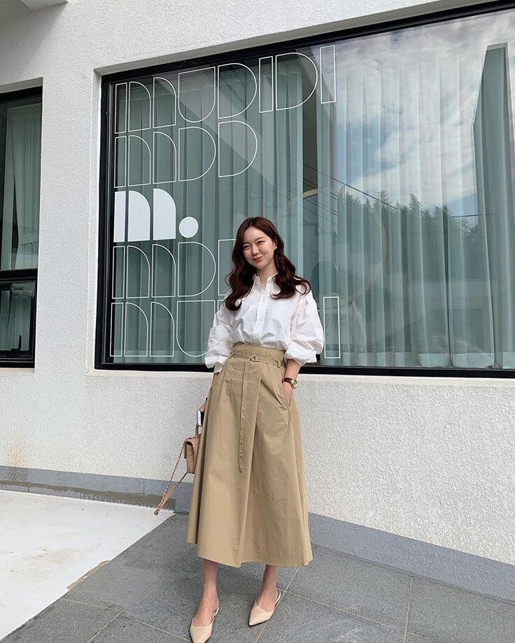 Một trong những cách kết hợp được nhiều người yêu thích là diện áo sơ mi oversized cùng chân váy midi hoặc chân váy bút chì. 