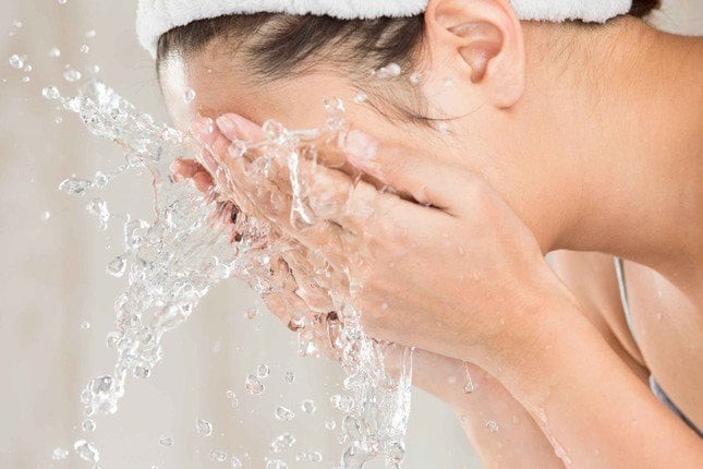 Không ít người cho rằng rửa mặt càng nhiều hoặc sử dụng sản phẩm tạo nhiều bọt sẽ giúp da sạch hơn. 