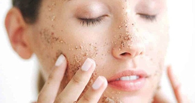 Tế bào chết tích tụ lâu ngày có thể khiến bề mặt da trở nên sần sùi, kém mịn màng và làm giảm hiệu quả hấp thụ dưỡng chất. 