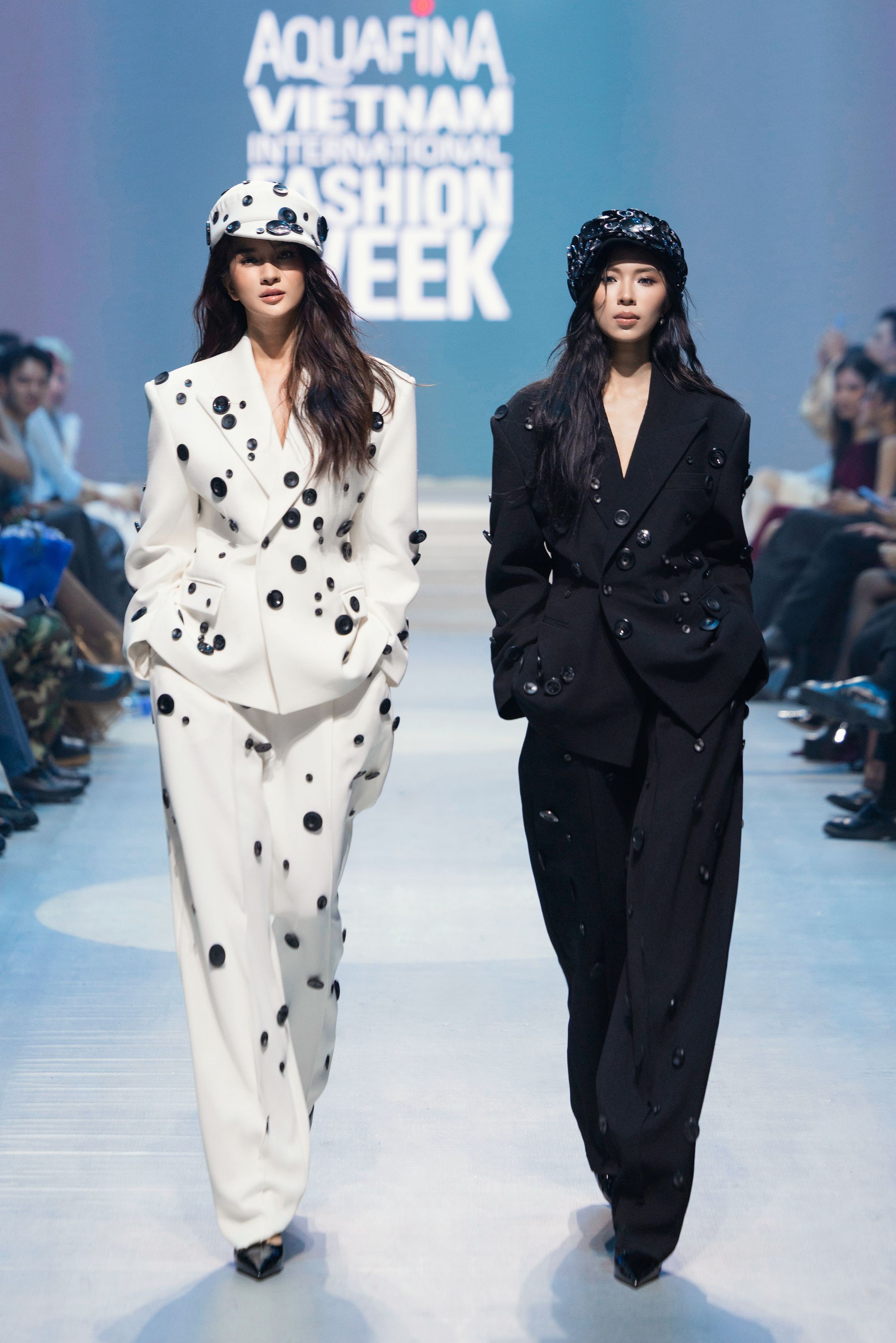 2. Mở đầu show diễn là màn xuất hiện đầy ấn tượng của diễn viên Kim Tuyến và Đồng Ánh Quỳnh (3).jpeg