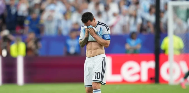 Messi bật khóc ở trận đấu với Algeria.