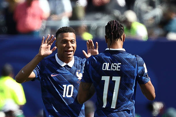 Sự thăng hoa của Michael Olise và Kylian Mbappe khiến Ousmane Dembele gặp khó.