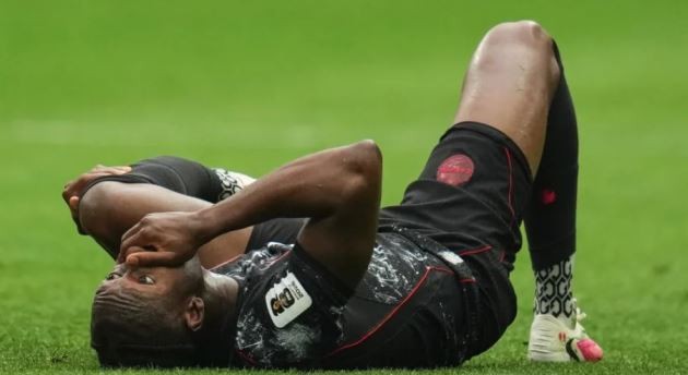 Ismael Kone đau đớn khi bị gãy chân.