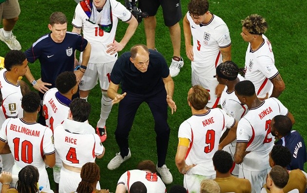 HLV Tuchel nói chuyện với các cầu thủ ở giờ nghỉ uống nước.