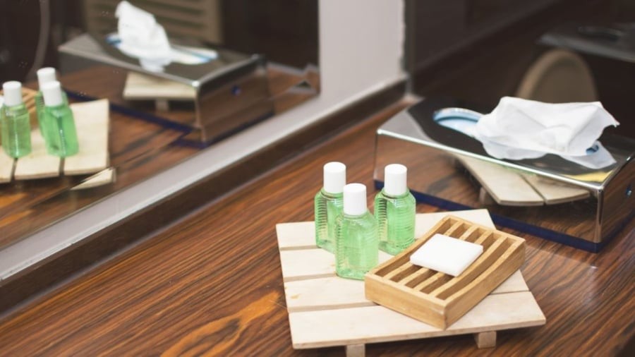 Những món đồ vệ sinh cá nhân được để sẵn trong phòng khách sạn là món đồ bạn có thể sử dụng hoặc mang về mà không bị tính thêm phí.