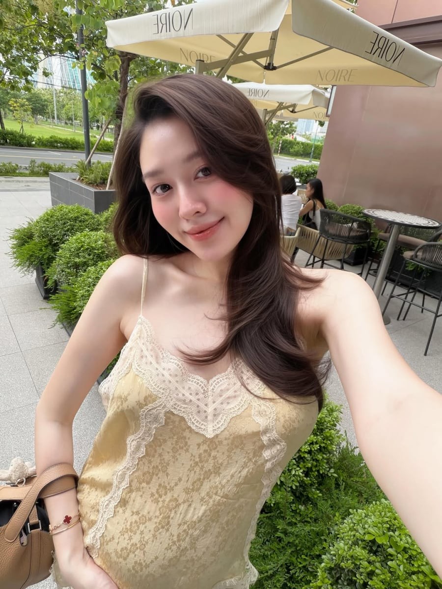 Chất liệu lụa mềm mại mang lại cảm giác nhẹ nhàng, dễ chịu, đồng thời giúp tổng thể trở nên sang trọng hơn.