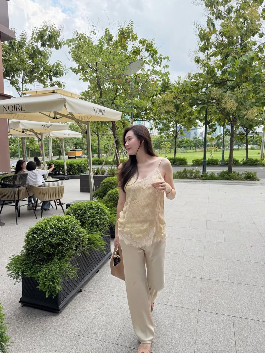Không khó để nhận thấy các thiết kế áo hai dây xuất hiện khá thường xuyên trong tủ đồ của Tường San. 