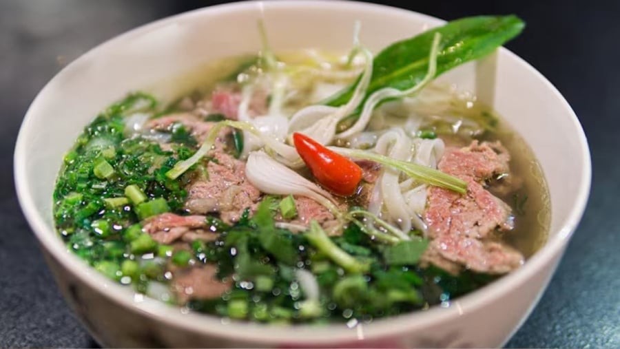 Ăn phở bò cho giấm