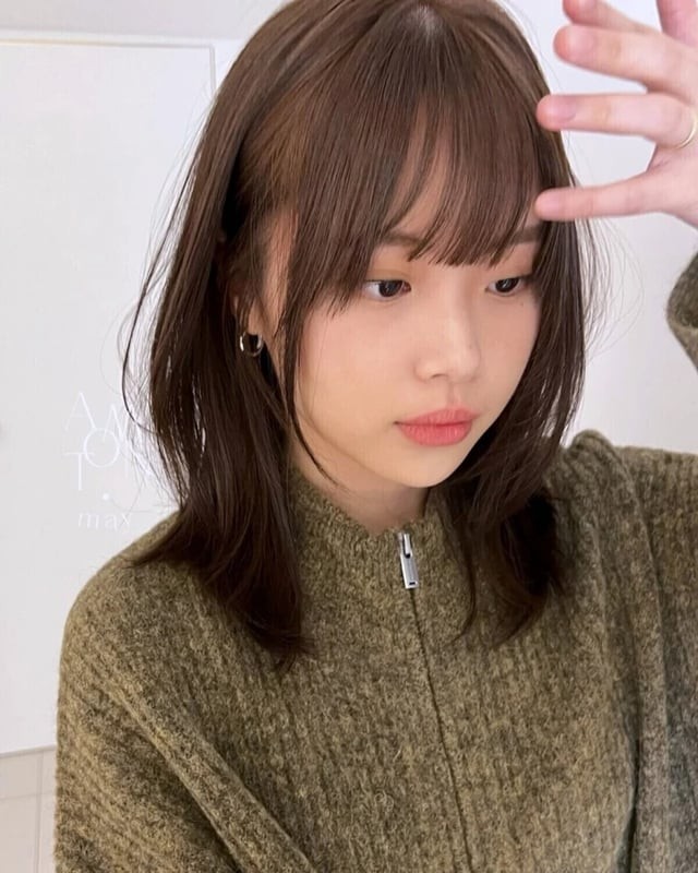 Sự kết hợp giữa tông nâu ấm và ánh caramel nhẹ giúp làn da trông rạng rỡ và có sức sống hơn.