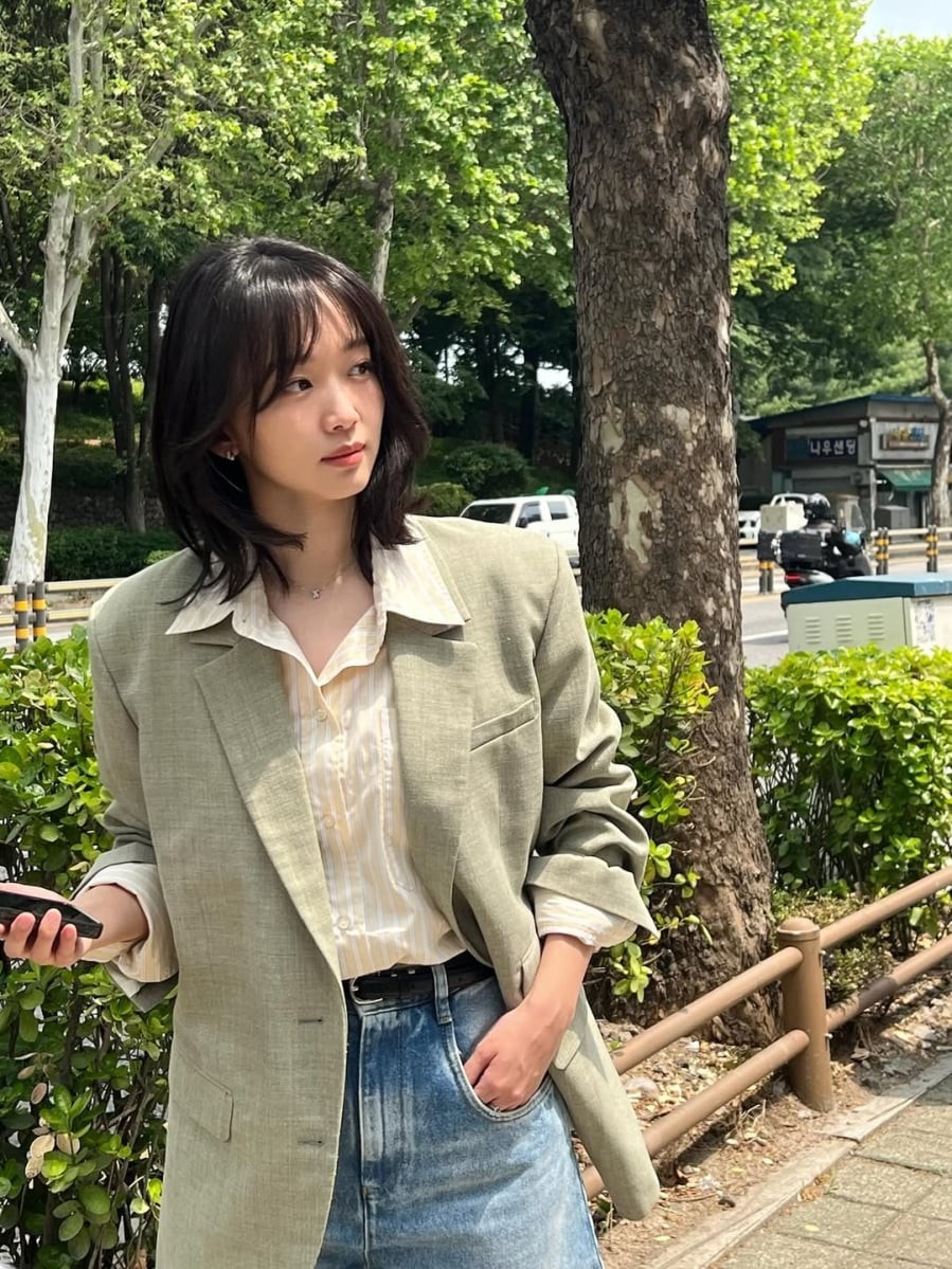  Áo sơ mi, áo thun, blazer, quần âu hay chân váy dài là những thiết kế được cô ưu ái trong nhiều hoàn cảnh khác nhau.