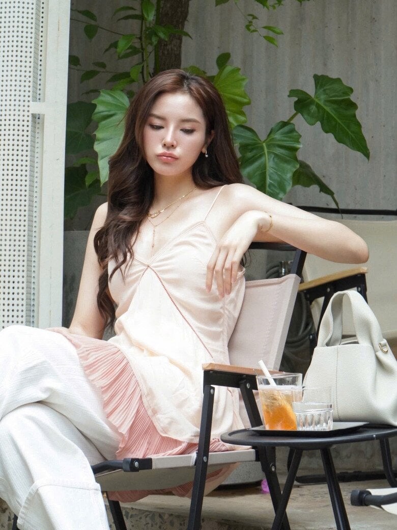 Cách lựa chọn trang phục của cô cũng được nhiều phụ nữ yêu thích bởi tính ứng dụng cao và khả năng truyền cảm hứng cho phong cách sống năng động.
