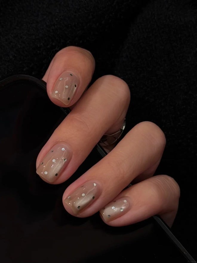 Các tông màu ánh bạc, champagne, trắng ngọc trai, xám khói hoặc những sắc màu trong suốt đang được dự đoán sẽ tiếp tục thống trị xu hướng làm đẹp trong thời gian tới.