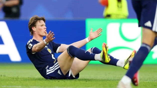 Scott McTominay thất vọng vì trọng tài không thổi phạt đền.
