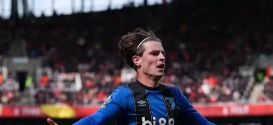 Arsenal đang đánh tiếng muốn chiêu mộ Scott.