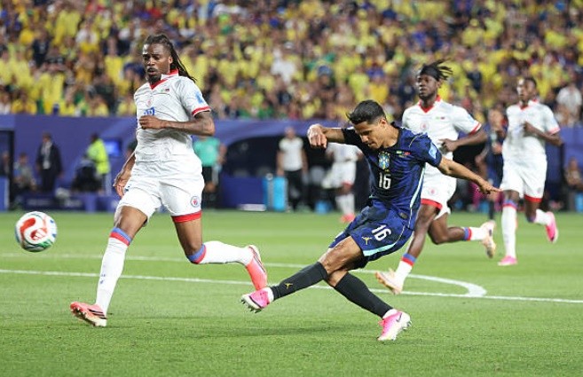 Douglas Santos (7.2): Hậu vệ trái này chơi tròn vai khi chủ yếu tập trung vào việc bọc lót phía sau Vinicius Junior. Dù phải nhận một thẻ vàng, anh vẫn hoàn thành nhiệm vụ ngăn chặn các đợt leo biên của đối thủ, giúp cánh trái của Brazil trở nên bất khả xâm phạm.